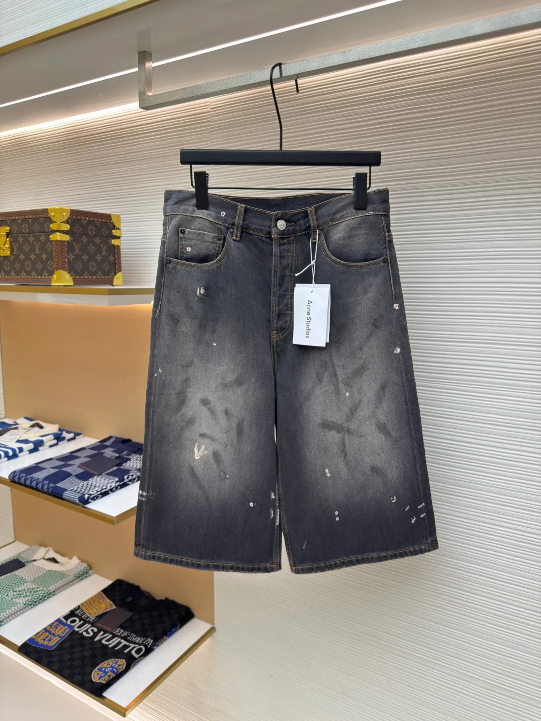 Acne Studios splash-painted denim cropped pants ●Authentic product: Purchased and developed by 2693 ●Item number: 1680125-A65 ●Fabric: denim fabric ●Technology: Painted ●Version: Fitted version ●Size: 30-31-32-33-34 ●Description: Made of denim fabric imported from Japan. It is characterized by high density and thick yarn, so it has strong wear resistance and tensile strength. It also has softness. With the passage of time and frequent wear, denim fabrics will gradually become softer and fit the body through special dyeing and finishing processes. Denim fabrics also have good color fastness and washability. They can withstand multiple washings without fading easily. Hand-painted splash-ink designs take up to 30 minutes to paint a finished product. The daily output is limited and the workmanship is very cumbersome. After painting, it is washed and aged. It is an important process to make denim fabrics show a retro and aged effect. It shows a natural and uneven fading effect. Customized genuine leather label. The details of the back pocket are marked with pink thread. The overall wiring is straight and delicate. The fabric is comfortable and soft. The color is consistent and no color difference. It can be matched with the same style to create a fashionable look and control various occasions. Customized accessories, complete with three labels, same style for men and women!